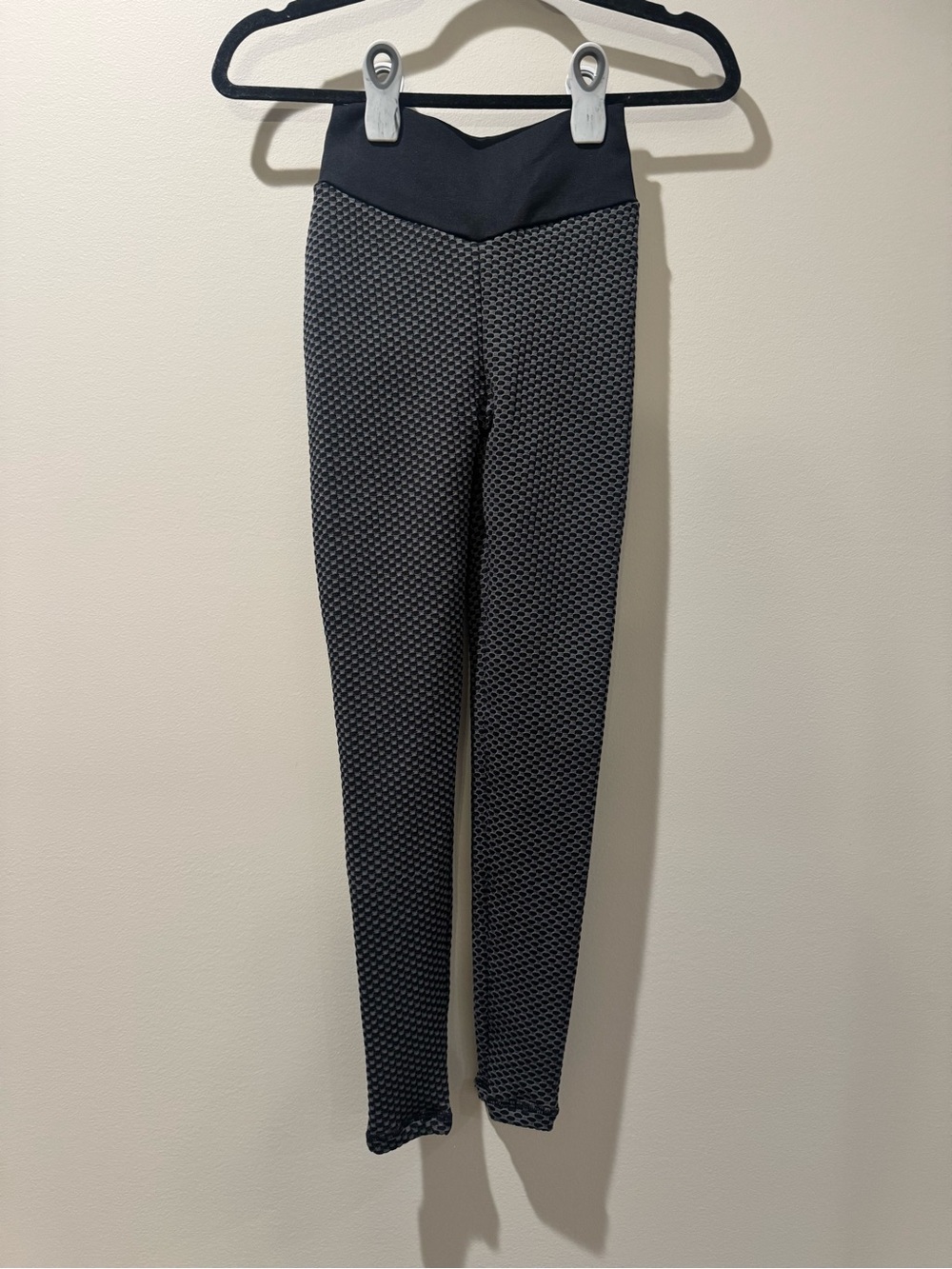 MINIBEAST Gray Black Honeycomb Textured Booty Scrunch Leggings Medium